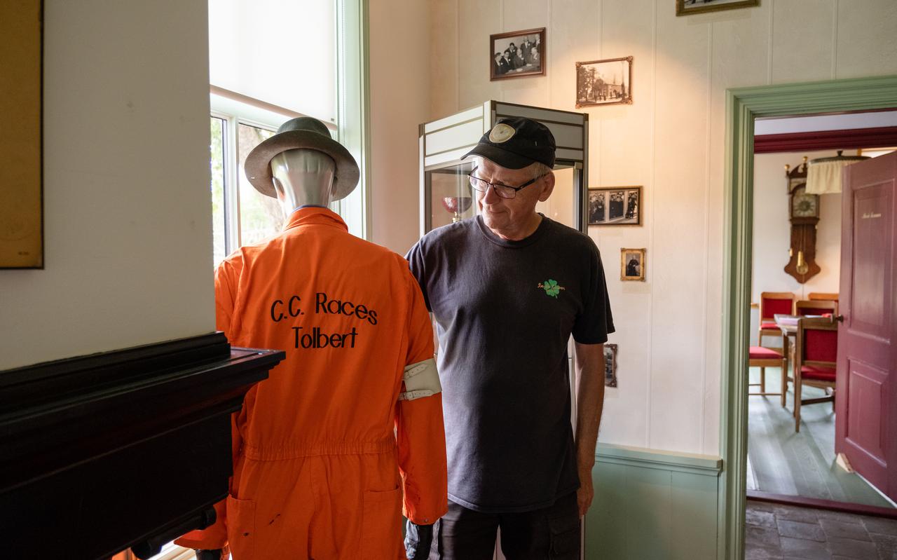 Het oranje pak voor een baanoffical met Gerrit Cazemier op de tentoonstelling-in-wording in de boerderij van de stichting oudheidkamer Fredewalda in Tolbert.