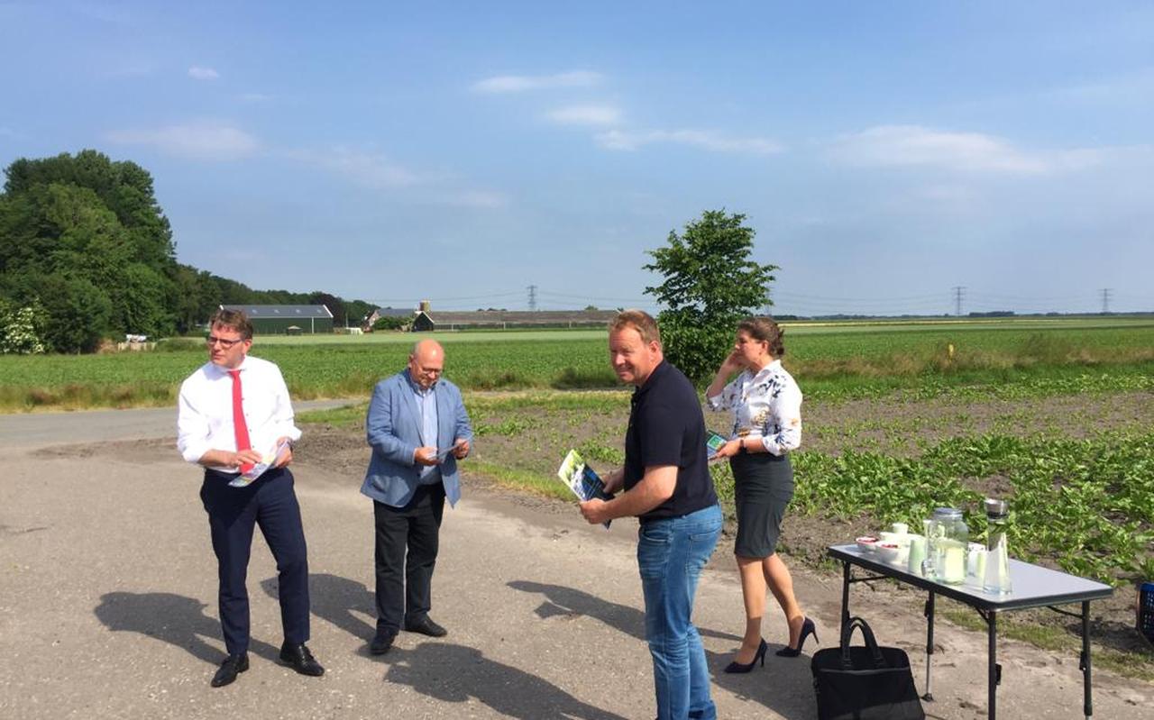 Voorzitter Siert van der Laan overhandigt de visie van zijn Werkgroep Tjuchem aan gedeputeerde Fleur Gräper, wethouder Jaap Borg (Midden-Groningen) en Groningen Seaports-directeur Cas König (vrnl). Voorzitter Siert van der Laan overhandigt de visie van zijn Werkgroep Tjuchem aan gedeputeerde Fleur Gräper, wethouder Jaap Borg (Midden-Groningen) en Groningen Seaports-directeur Cas König (vrnl).