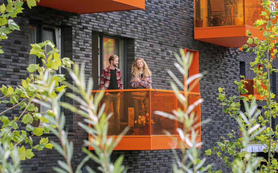 Jesse de Boer en zijn vriendin Linda de Munck, op het balkon van hun huis in Groningen.