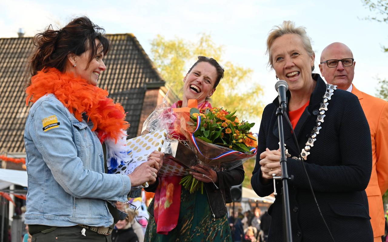 De titel Zuidwoldiger van het Jaar gaat naar Betty Gras. Rechts burgemeester Inge Nieuwenhuizen en links Evelien Westerbeek van de Ondernemersvereniging Zuidwolde. Gehele rechts Hans Visser, ook OV Zuidwolde. De titel Zuidwoldiger van het Jaar gaat naar Betty Gras. Rechts burgemeester Inge Nieuwenhuizen en links Evelien Westerbeek van de Ondernemersvereniging Zuidwolde. Gehele rechts Hans Visser, ook OV Zuidwolde.