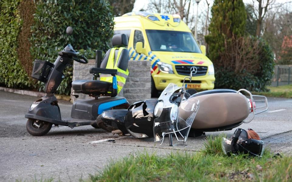 Scooterrijder naar ziekenhuis na aanrijding met scootmobiel in Roderesch. Scooterrijder naar ziekenhuis na aanrijding met scootmobiel in Roderesch.
