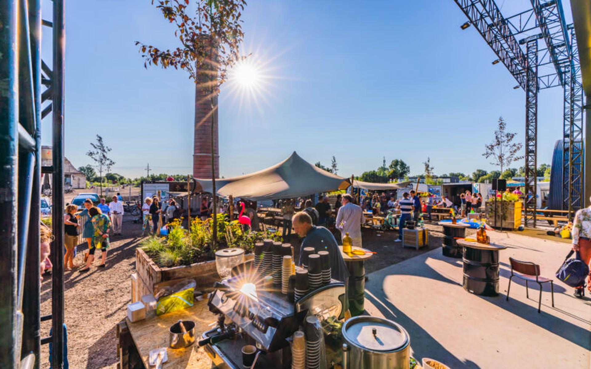 Een terras op het suikerunieterrein voor de coronatijd.
