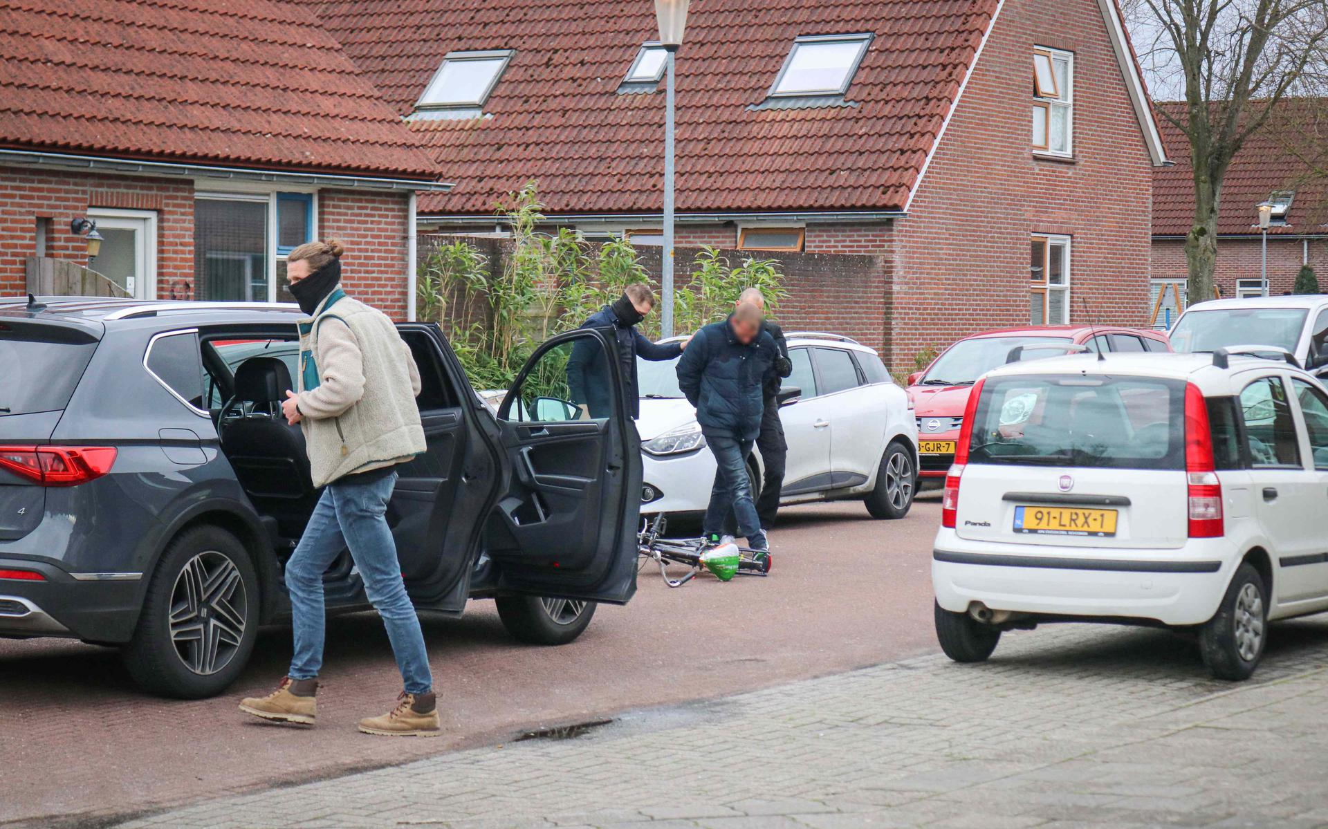 De verdachte wordt gearresteerd in de Nieuwstraat in Veendam.