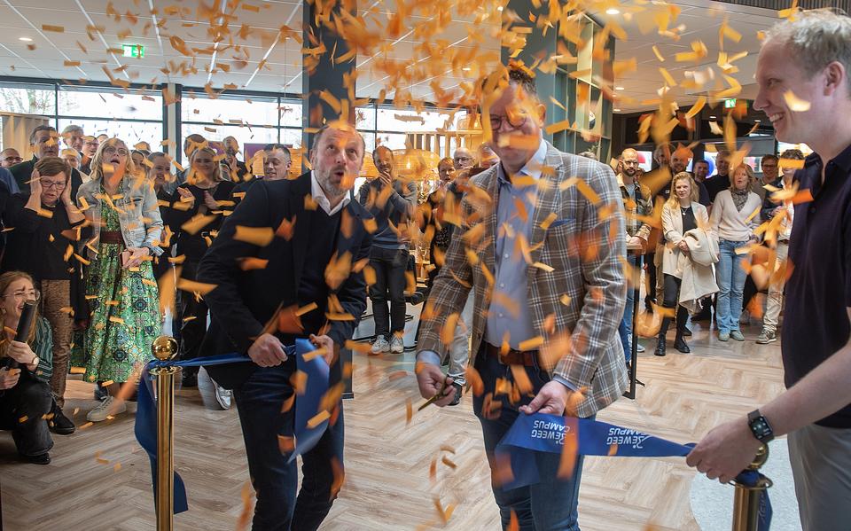 Combinatie van schrik en bewondering bij openingshandeling met vlnr. gastspreker Gerard Kemkers, wethouder Raymond Wanders en sportcoach Hans de Vries.