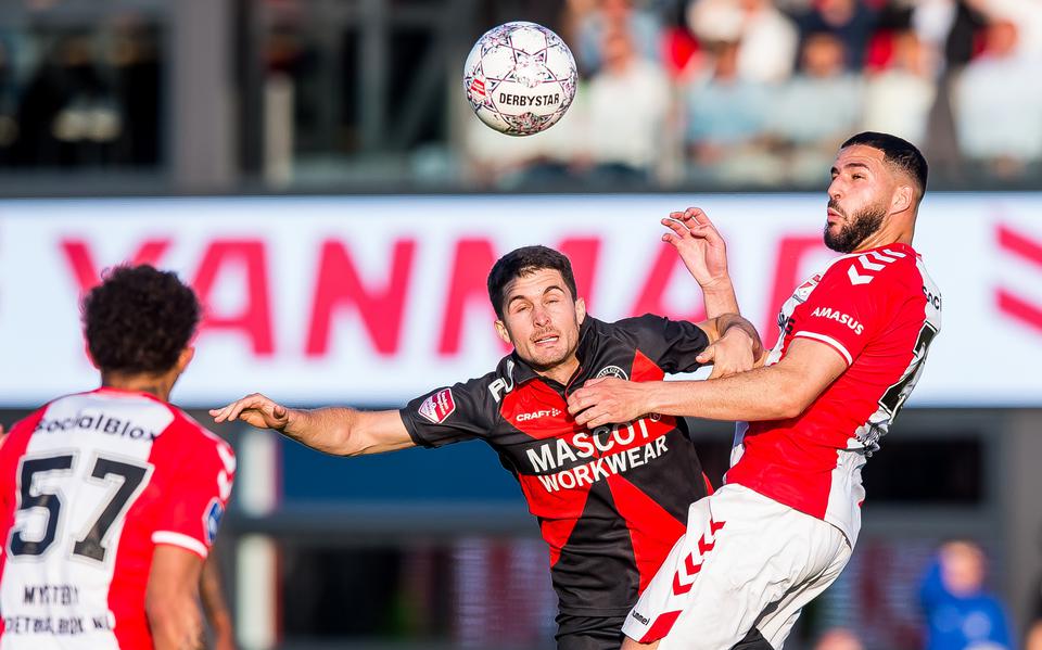 Ahmed El Messaoudi vecht namens FC Emmen een kopduel uit met Alvaro Pena van Almere City. Links Jeremy Antonisse.