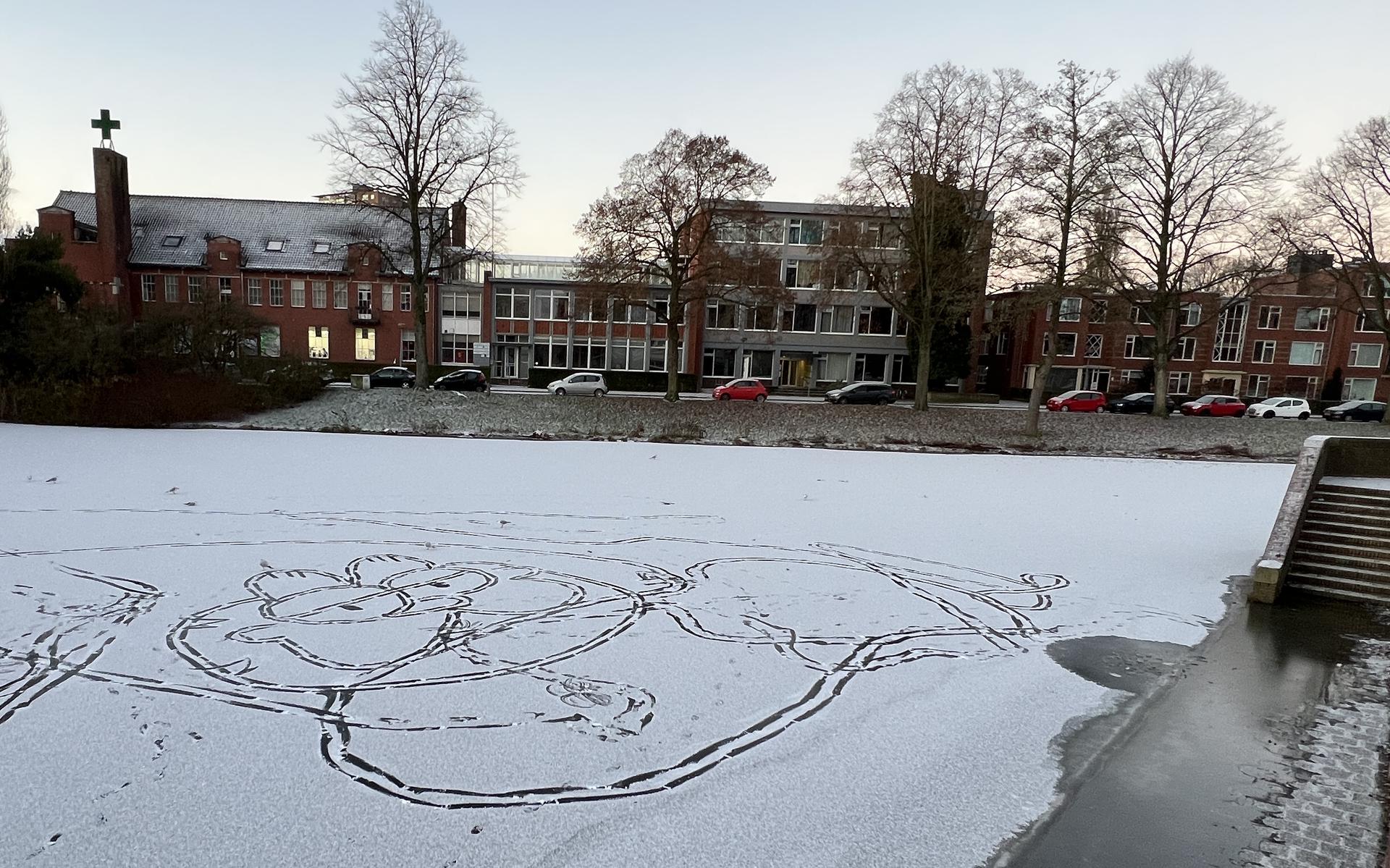 Iemand tekende Garfield in de sneeuw op de Gorechtvijver in Groningen.