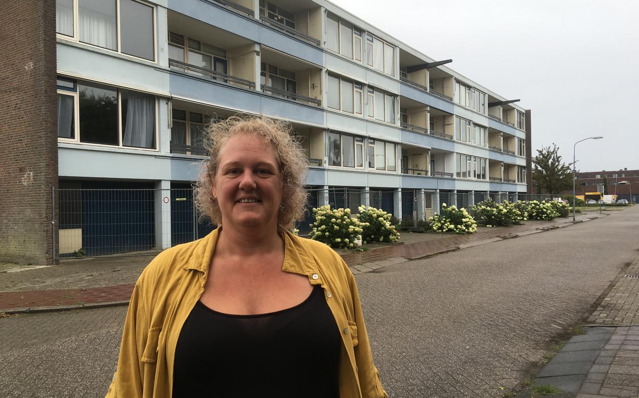Astrid Kwint, de allerlaatste bewoner van een van de twee te slopen flats aan de Meridiaan in Klazienaveen.