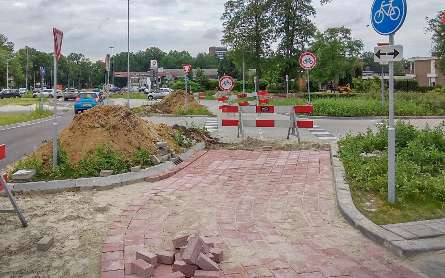 Omstreden kruising Angelslo in Emmen alweer op de schop; pas gelegde grijze tegels maken plaats voor