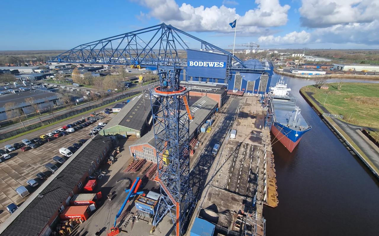 De 76 jaar oude Groot Hensen-kraan van Royal Bodewes Shipyards wordt opgeknapt. De werf is gesteld op de kraan, die altijd prima dienst deed. De opknapbeurt kan wel voor geluidsoverlast in de buurt zorgen, waarschuwen de scheepsbouwers. 