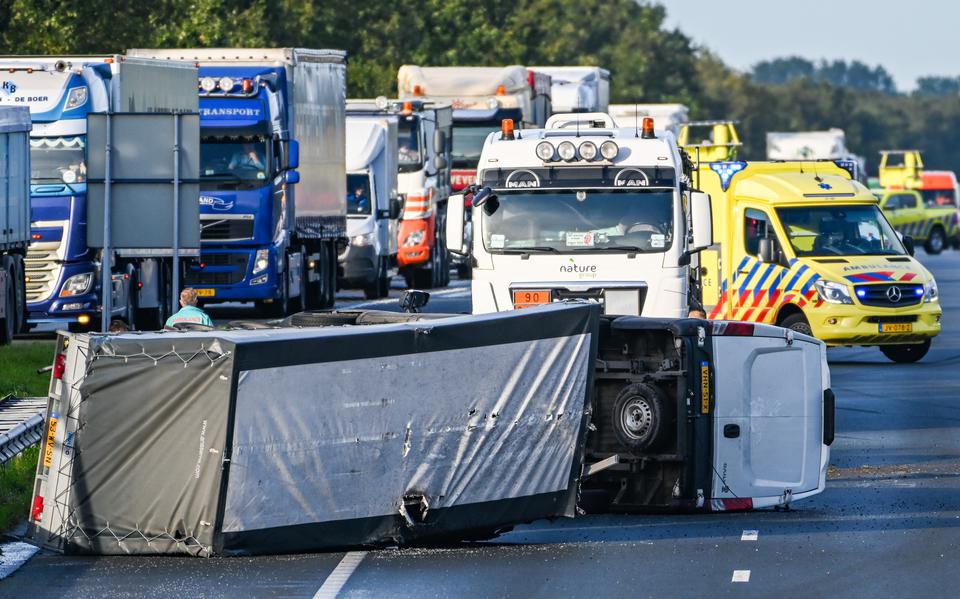 Gekantelde bestelbus met aanhanger blokkeert de A7 bij afrit Zuidbroek, verkeer richting Winschoten wordt omgeleid.