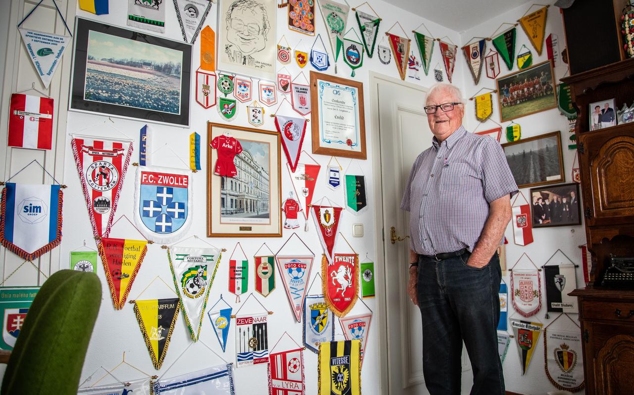Jan Leegwater had heel veel tastbare herinneringen aan zijn jaren als coach van het Nederlands burgemeesterselftal Jan Leegwater had heel veel tastbare herinneringen aan zijn jaren als coach van het Nederlands burgemeesterselftal