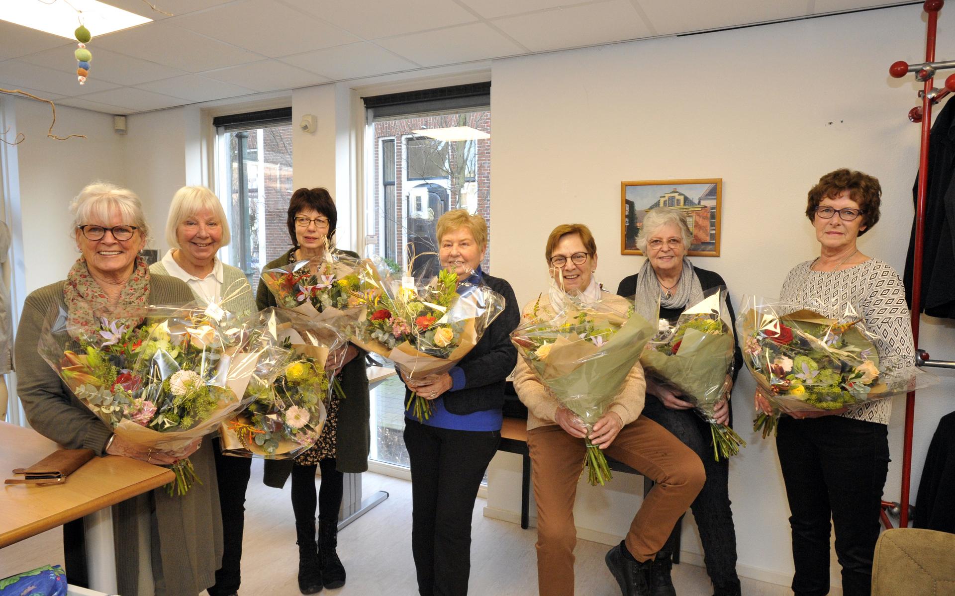 De dames van de inbrengwinkel zijn in de bloemetjes gezet.