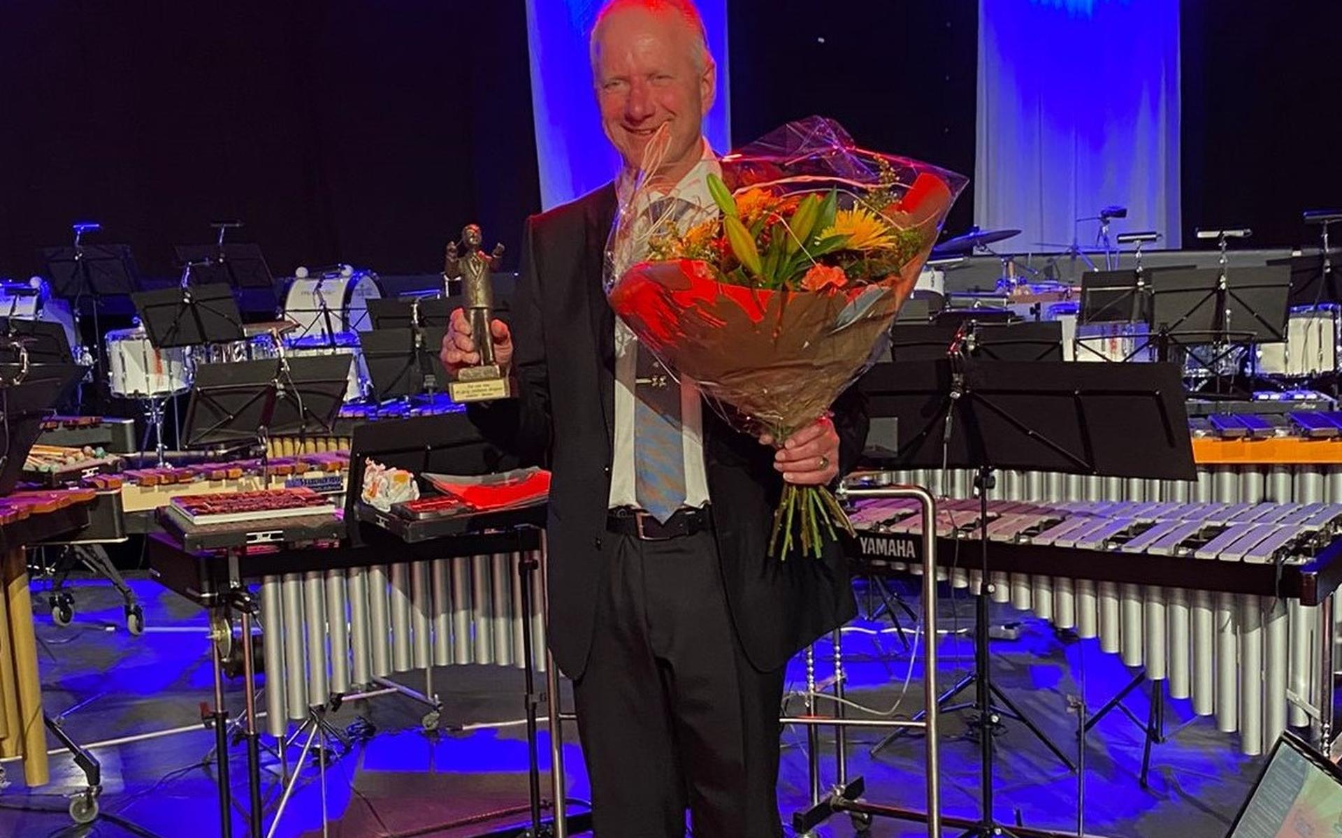 Herman Fokkema al 40 jaar dirigent van AMDG. Waardering met bloemen en beeldje - Dagblad van het Noo