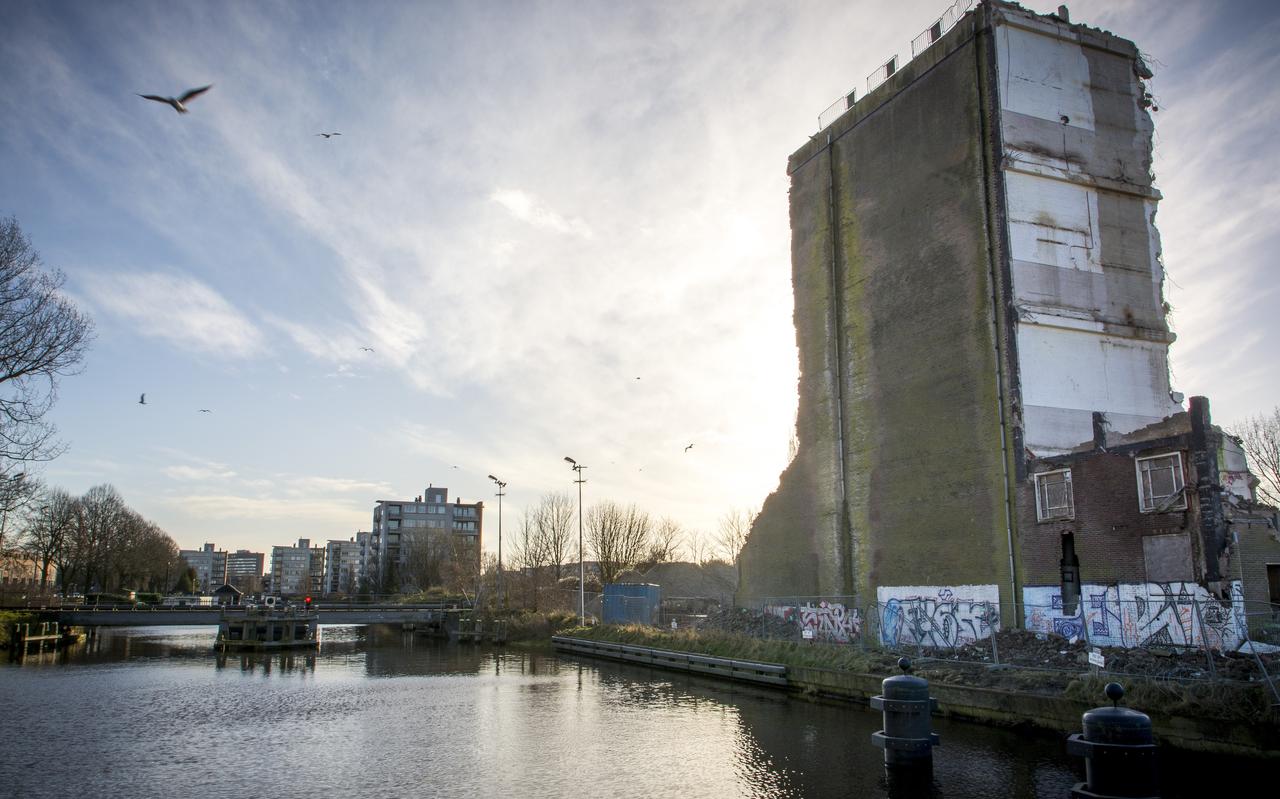 Het gebouw van ACM aan de Friesestraatweg is nu tegen de vlakte. Omwonenden vrezen voor nieuwe hoogbouw. FOTO ARCHIEF DVHN/ROELOF VAN DALEN Het gebouw van ACM aan de Friesestraatweg is nu tegen de vlakte. Omwonenden vrezen voor nieuwe hoogbouw. FOTO ARCHIEF DVHN/ROELOF VAN DALEN