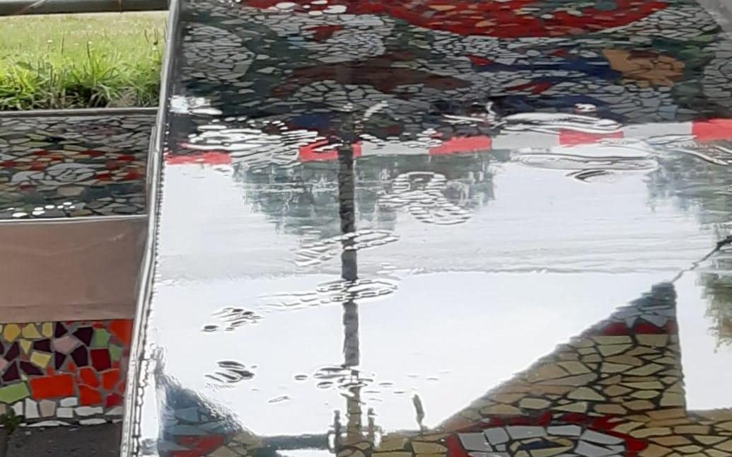 Vernieling monument schoolgijzeling Bovensmilde: vandalen stappen op verse epoxylaag