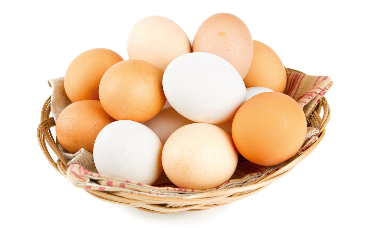 De kleur van een kippenei, bruin dan wel wit, wordt bepaald door het ras van de kip. 