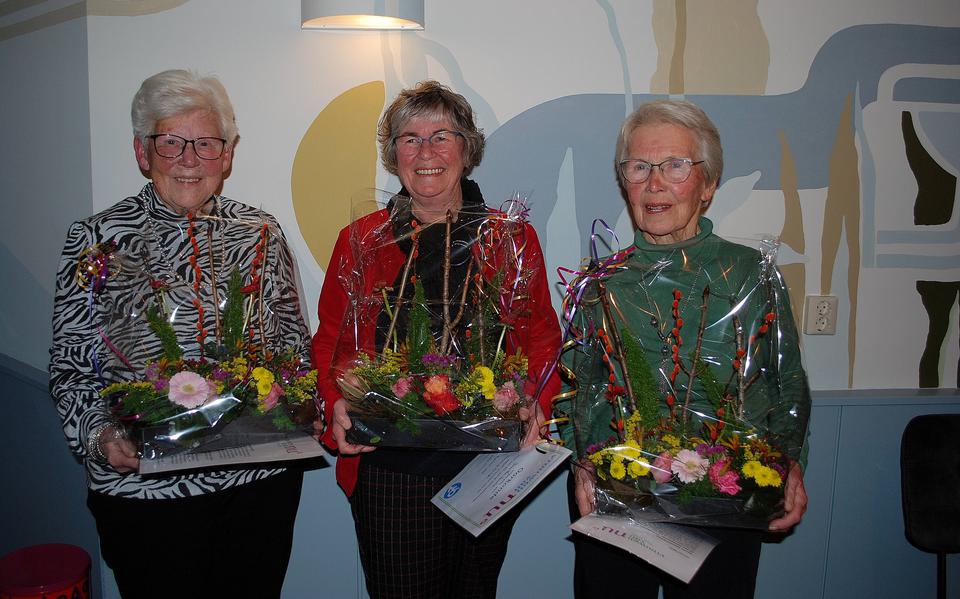 Van links naar rechts Annie Elpenhof-Nijboer, Janny Flik-Boverhof en Henny Elpenhof.