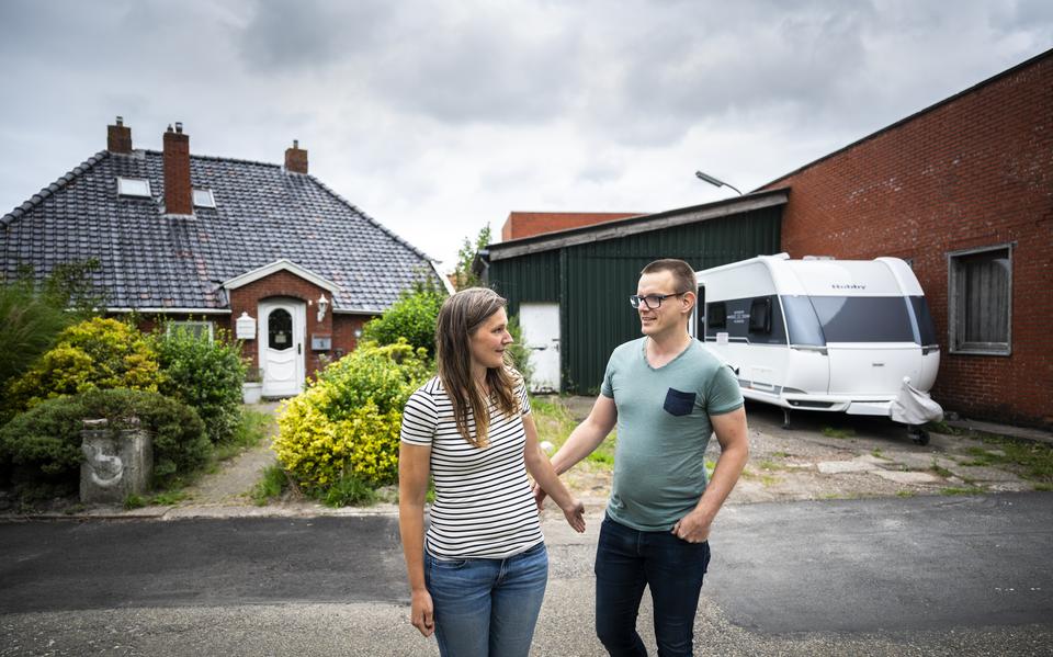 Emma Koers en Jeroen de Rooy wonen in een caravan naast hun onbewoonbare huis in Middelstum.
