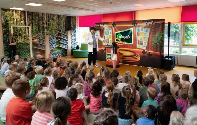 Leerlingen cbs De Fontein in Sleen leren alles over recycling. ‘Batterijen en elektrisch afval horen