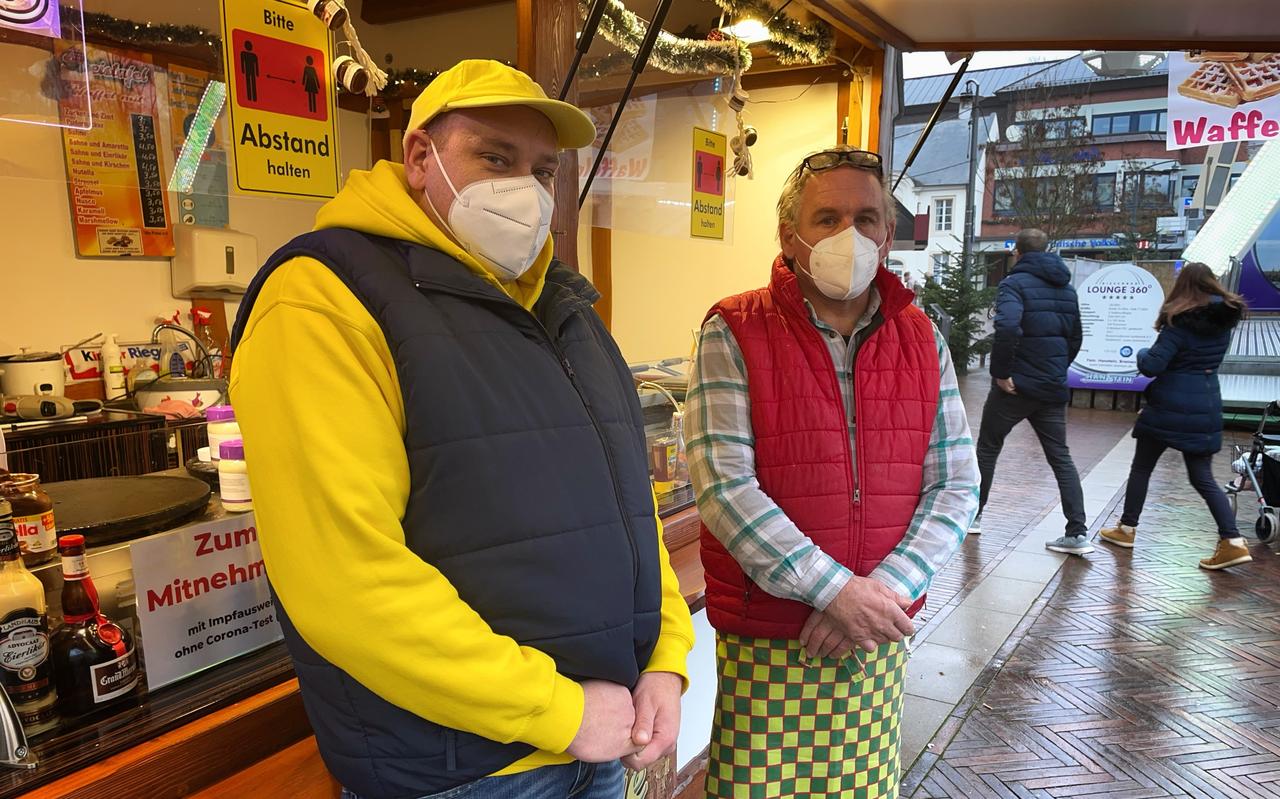 Visboer Daniel Derleh (links) en crêpesbakker Andy Braun missen klandizie op de kerstmarkt in Meppen. Visboer Daniel Derleh (links) en crêpesbakker Andy Braun missen klandizie op de kerstmarkt in Meppen.