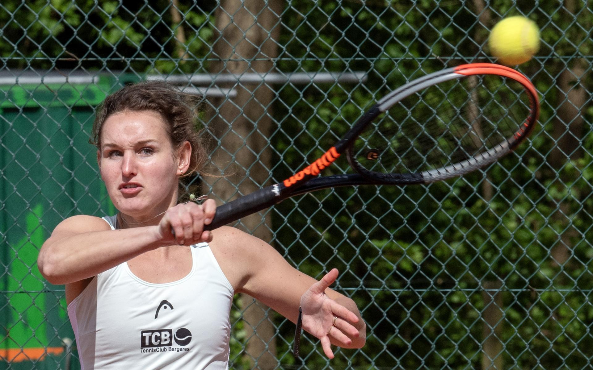 Celine Koets en Annelou Nab moeten de tennissters van TC Bargeres landskampioen maken. ‘We spreken h