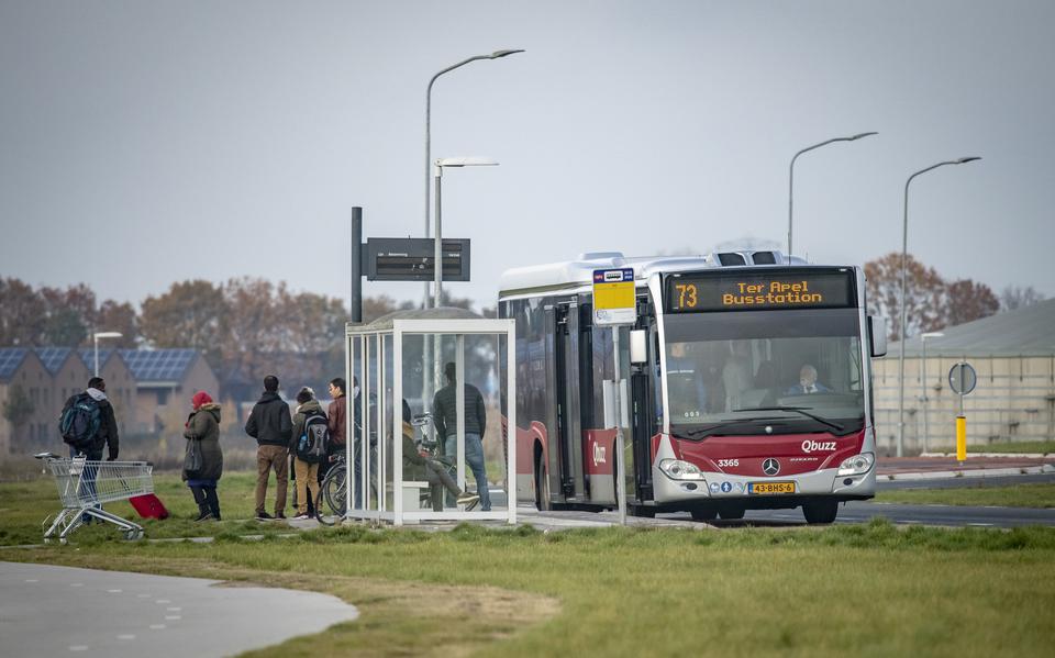 Bus 73 rijdt langs azc Ter Apel (archieffoto). Toen er nog geen rechtstreekse pendelbussen tussen het azc en station Emmen reden, was er veel overlast en agressie in de bus, voornamelijk door veiligelanders die geen kaartjes hadden. 
