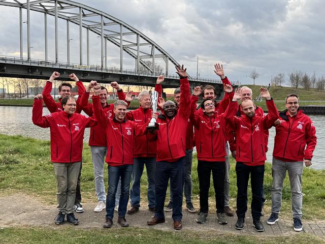 Hijken DTC viert zijn vijfde landstitel. Achter vanaf links: Roland Kreeft, Henk Kalk, Hans Jansen, Roel Boomstra, Wouter Sipma en Auke Scholma. Voor: Martin Dolfing, Aleksej Domchev, Jean Marc Ndjofang, Matheo Boxumen Kevin Machtelinck. 