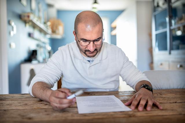 Thierry (41) uit Groningen helpt om moeilijke brieven begrijpelijker te maken. ‘Voor mensen zoals ik