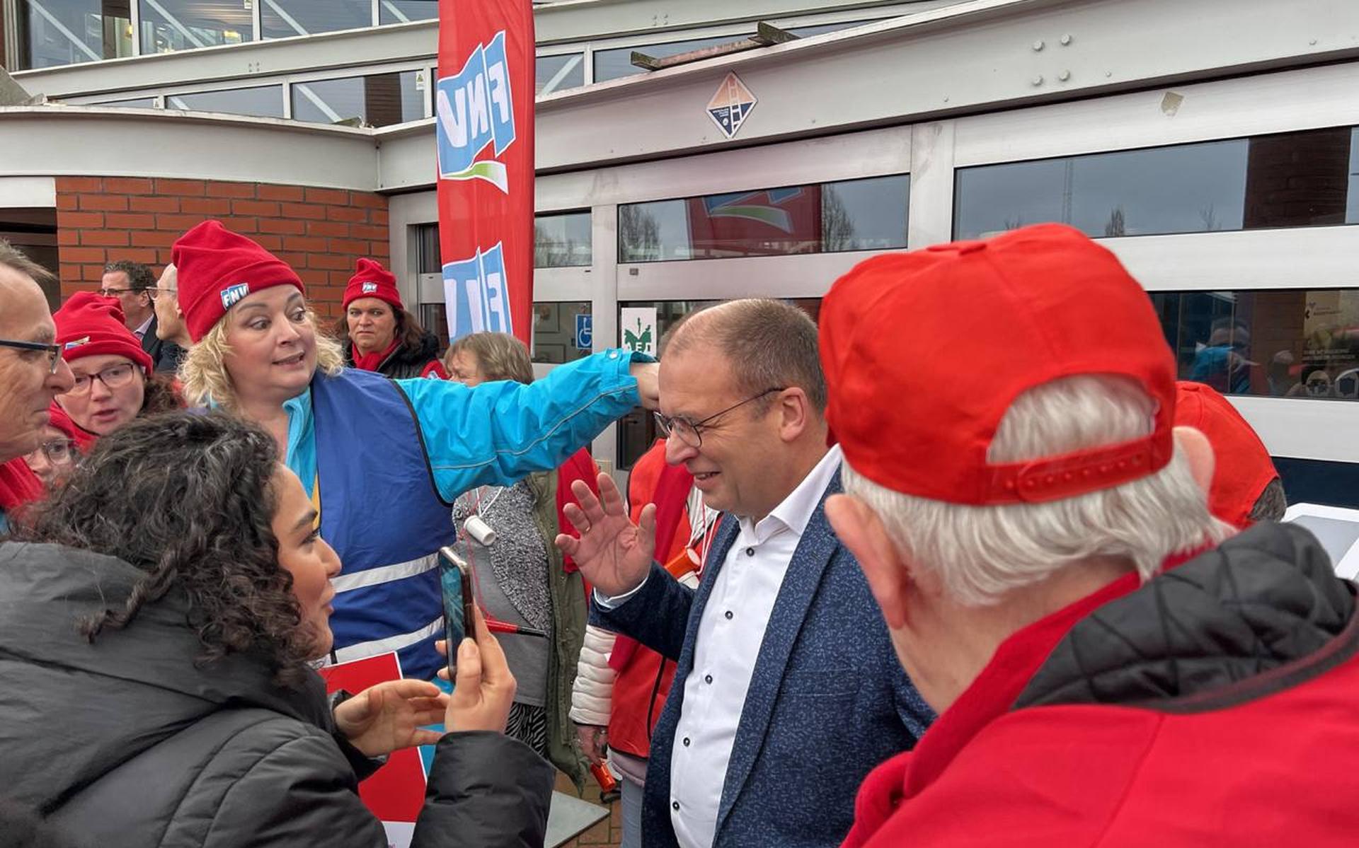 Wethouder Bert Nederveen in gesprek met stakers.