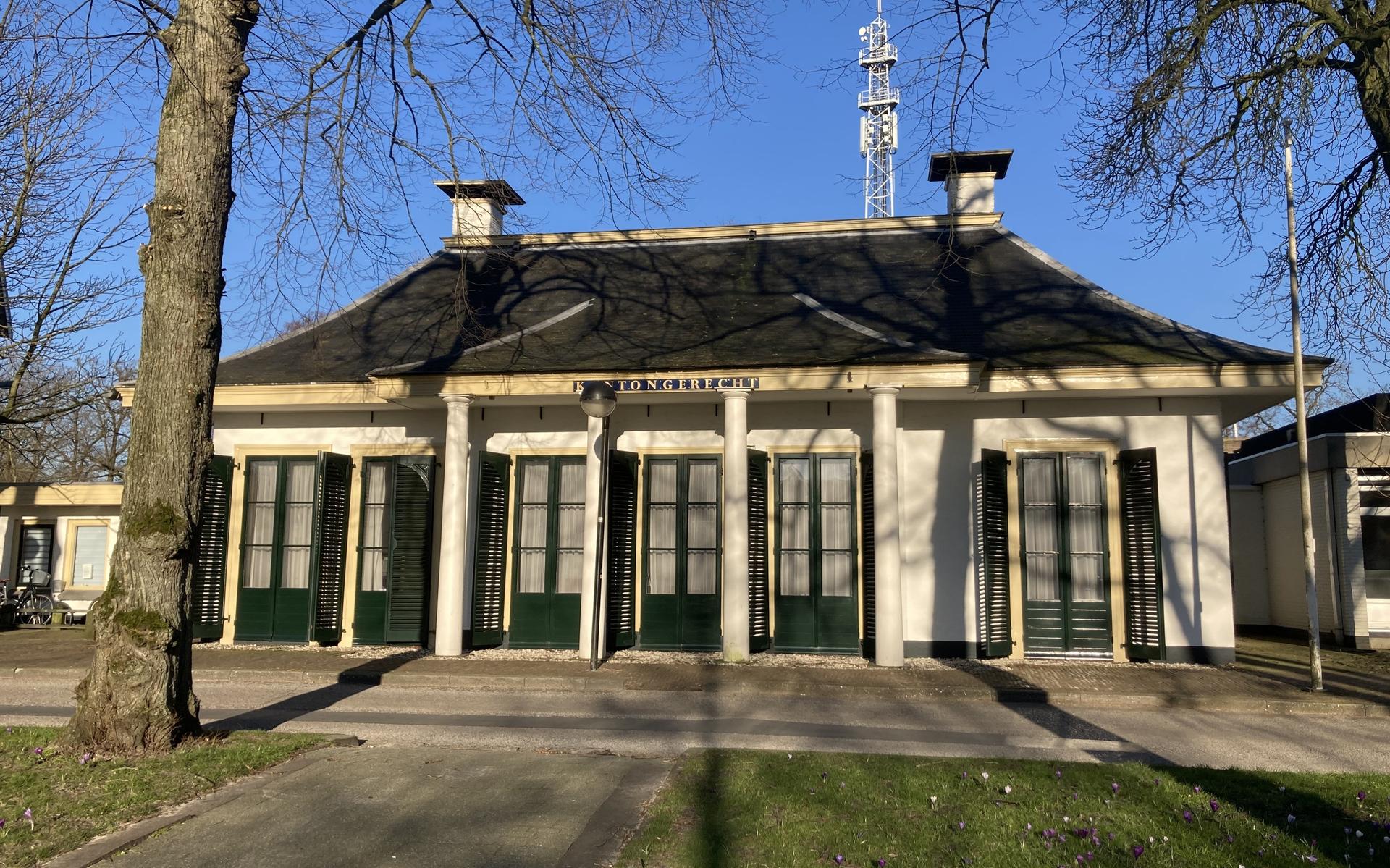 Het kantongerecht in Emmen is een van de vele overheidsvoorzieningen die de laatste decennia zijn verdwenen.
