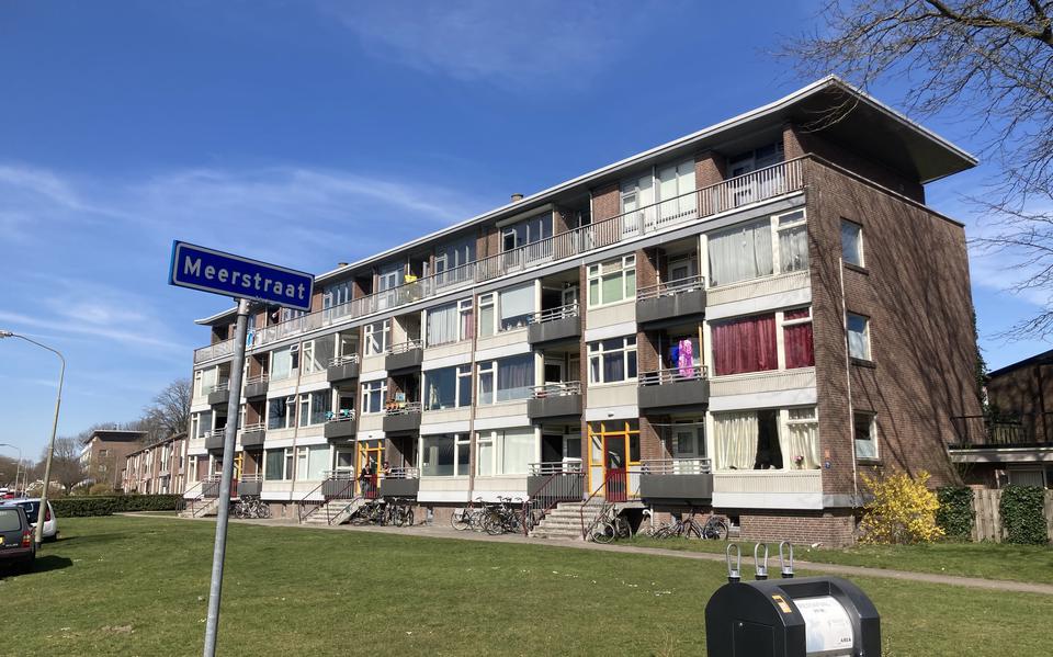 Een van de twee flats in Emmermeer die verdwijnt. Inmiddels zitten er schotten voor de ramen en deuren en staan er hekken omheen.