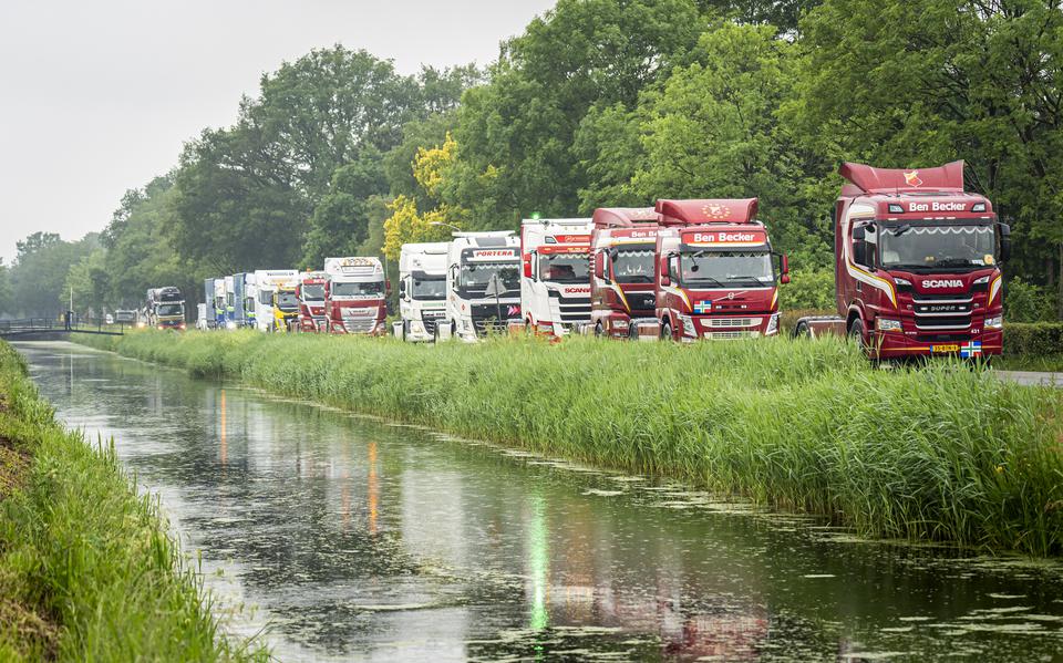 De 220 vrachtwagens die meerijden komen uit Groningen, Friesland en Drenthe. De route telt ongeveer 50 kilometer en loopt van Niebert, naar Marum, De Wilp, Zevenhuizen, Haulerwijk, Norg, Roden en Leek. Dat is het eindpunt.