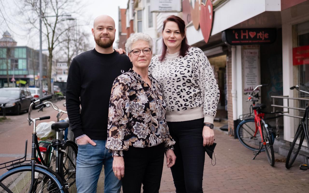 Edwin, Marian en Lianne houden hun copyshop 't Hartje aan de Korreweg. Links op de achtergrond is boekhandel Blz 't Hartje te zien die binnenkort sluit. Edwin, Marian en Lianne houden hun copyshop 't Hartje aan de Korreweg. Links op de achtergrond is boekhandel Blz 't Hartje te zien die binnenkort sluit.