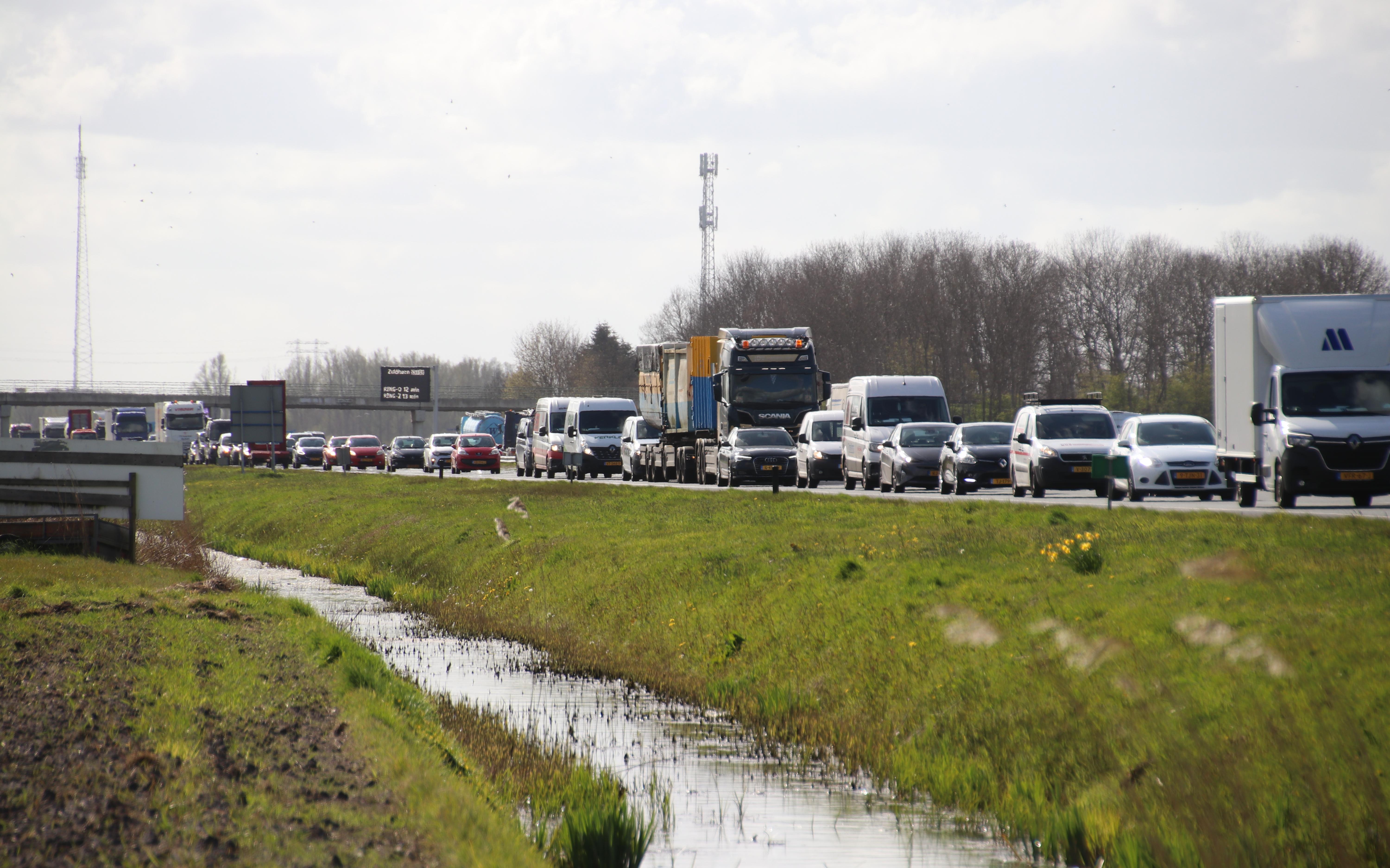 File tussen Groningen en Hoogezand lost langzaam op. Drie auto's betrokken bij kop-staartbotsing - D