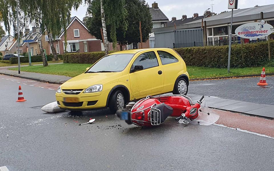 Scooterrijder gewond door botsing met auto in Emmen.