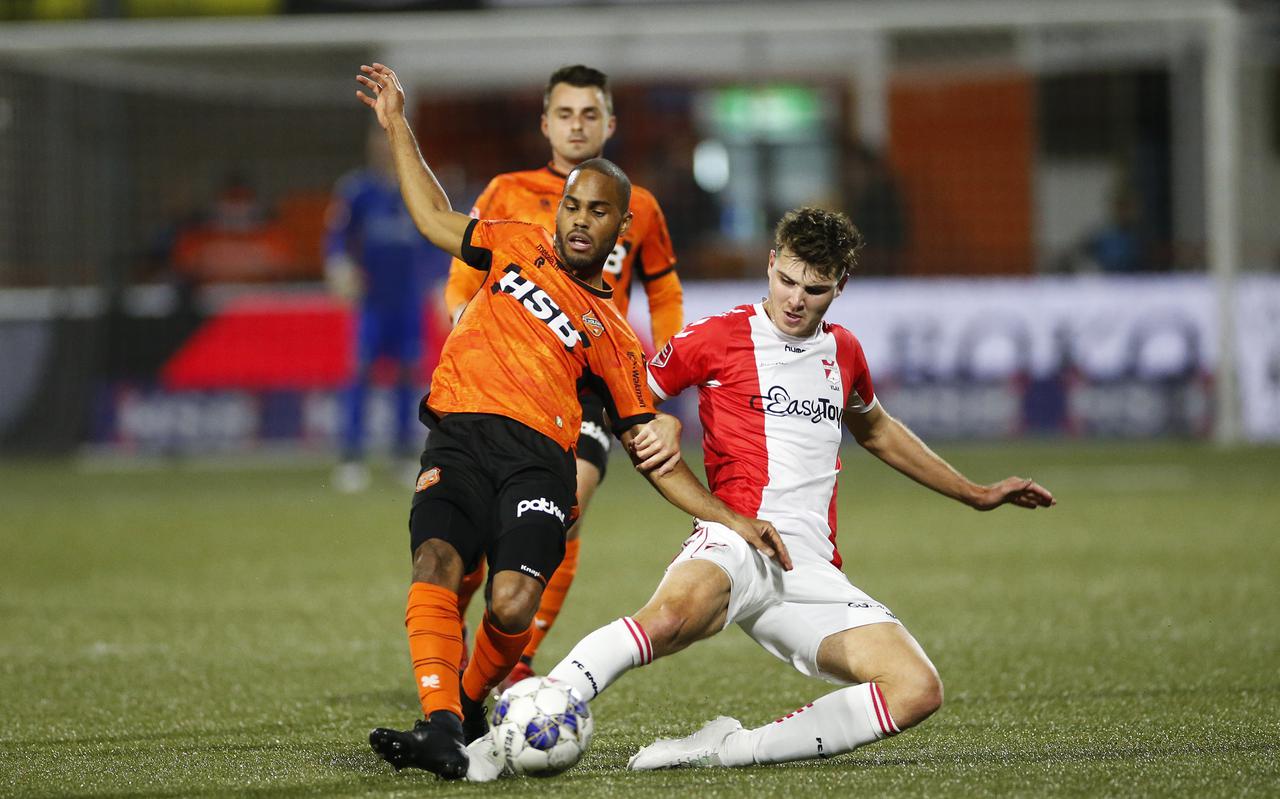 Jari Vlak namens FC Emmen in duel met Boy Deul van FC Volendam, tevens ex-FC Emmen,.