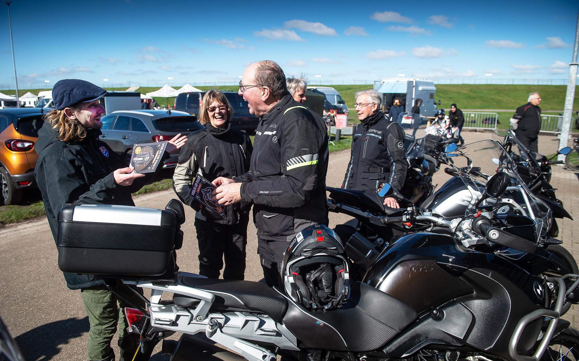 Bas Vis (links) praat met Bert Drenthe tijdens het uitdelen van de folders over veilig motorrijden. Rechts Teade Laversma. 