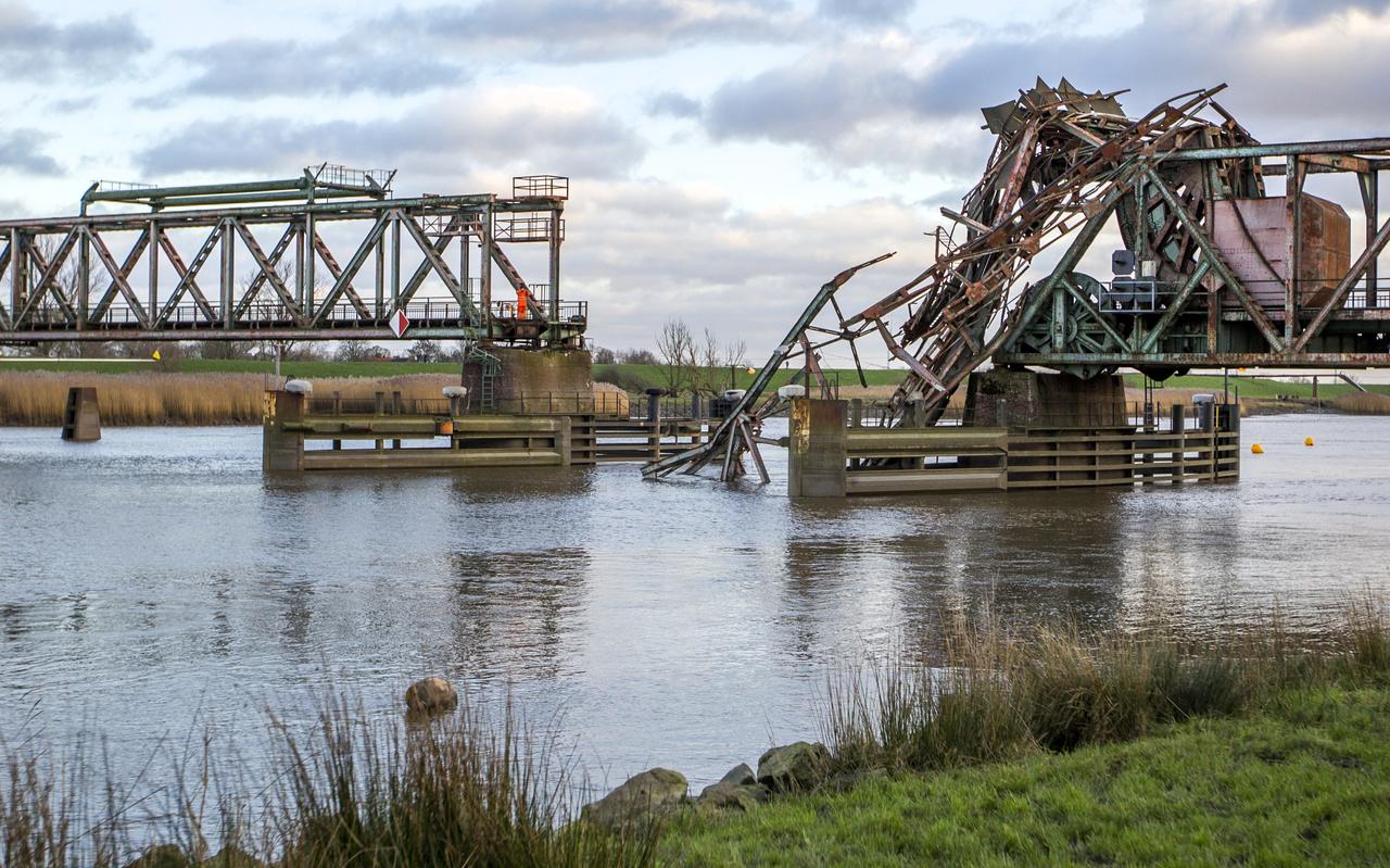 De Friesenbrücke, de spoorbrug over de Eems bij Weener, werd in december 2015 geramd door een vrachtschip. De Friesenbrücke, de spoorbrug over de Eems bij Weener, werd in december 2015 geramd door een vrachtschip.