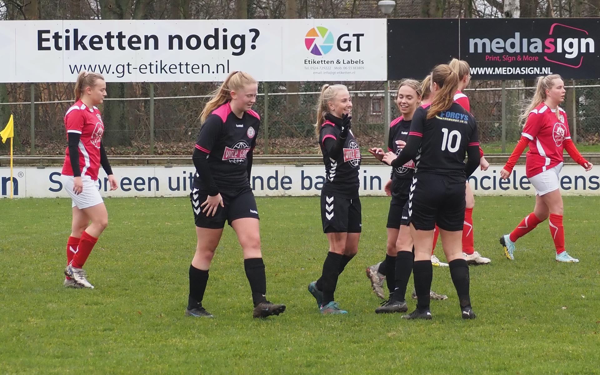 De thuisclub uit Coevorden viert een doelpunt tegen koploper SV DESZ uit Zwartsluis.