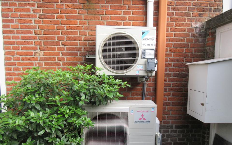 Een vaste airco heeft een buitenunit.