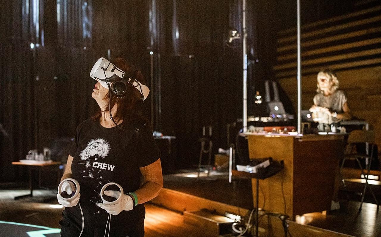 'Buranbuur', Somalisch voor spoken word: een bezoeker met vr-bril, de ander rechts geeft hints. 'Buranbuur', Somalisch voor spoken word: een bezoeker met vr-bril, de ander rechts geeft hints.