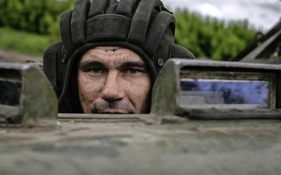 Een lid van de Oekraïense strijdmachten kijkt aan boord van een BMP-2 infanteriegevechtsvoertuig vanonder zijn helm naar buiten. Inmiddels lijkt het langverwachte ’lenteoffensief’ van Kiev eindelijk te zijn aangebroken.