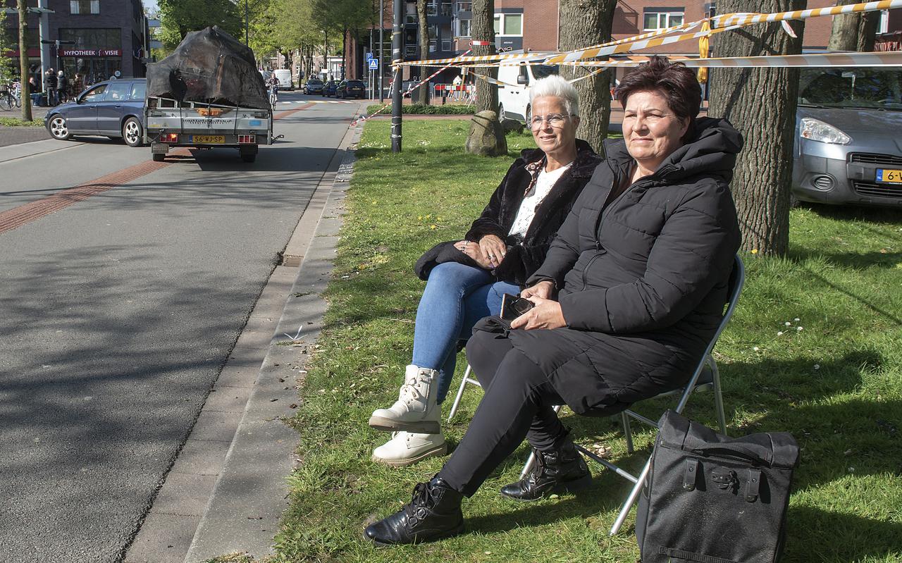 Janine uit Erica en Brigitte uit Emmen hebben alvast hun plekje voor de vrijmarkt op Koningsdag afgezet met lint.