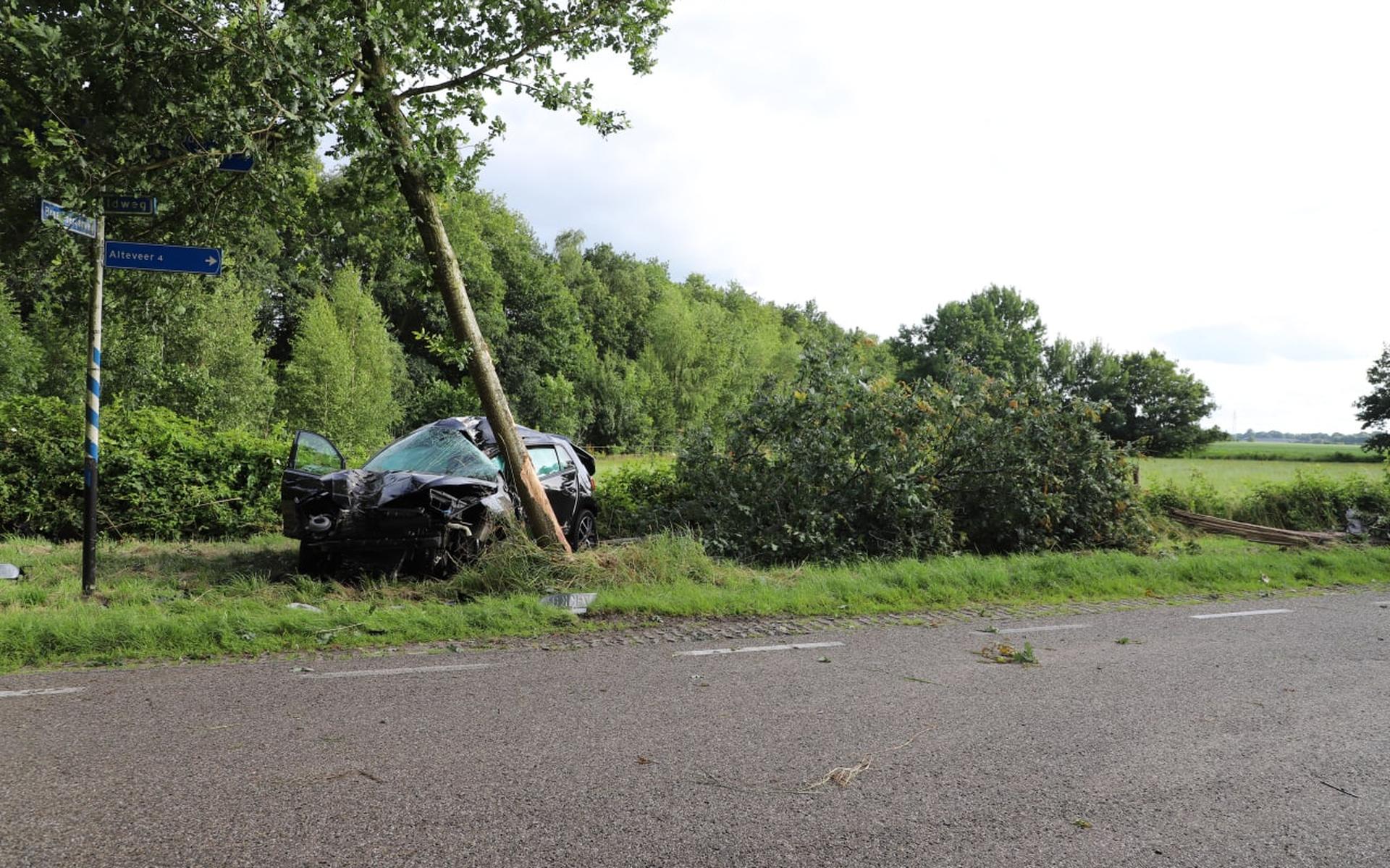 Bestuurder botst tegen boom bij Kerkenveld (maar kan zelf uit de zwaar beschadigde auto stappen)