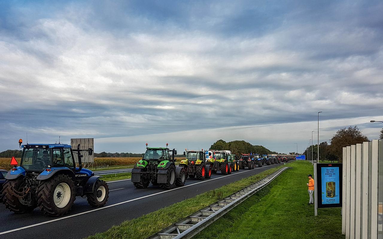 Boeren stappen woensdag massaal op de trekker om te protesteren tegen het nieuwe stikstofbeleid. Boeren stappen woensdag massaal op de trekker om te protesteren tegen het nieuwe stikstofbeleid.