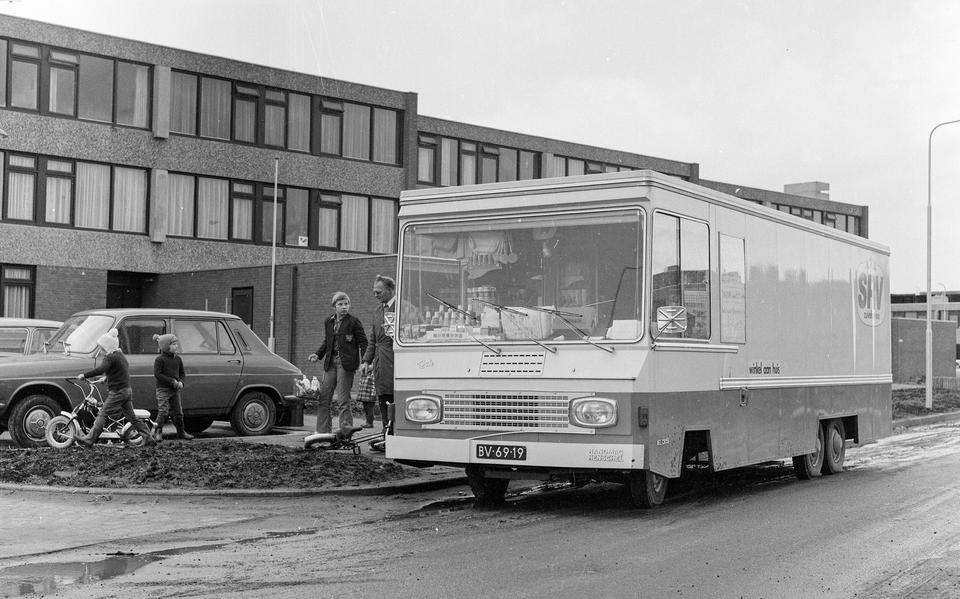 De SRV-wagen in de eerste bewoonde straat van Lewenborg.