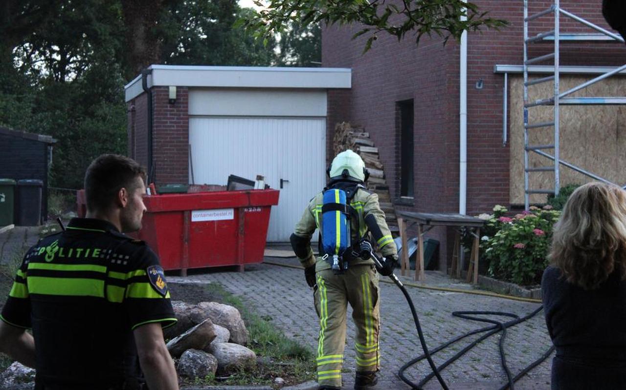 Brandweer en politie bij brand in woning Valthe. Foto: Harm Meter. Brandweer en politie bij brand in woning Valthe. Foto: Harm Meter.