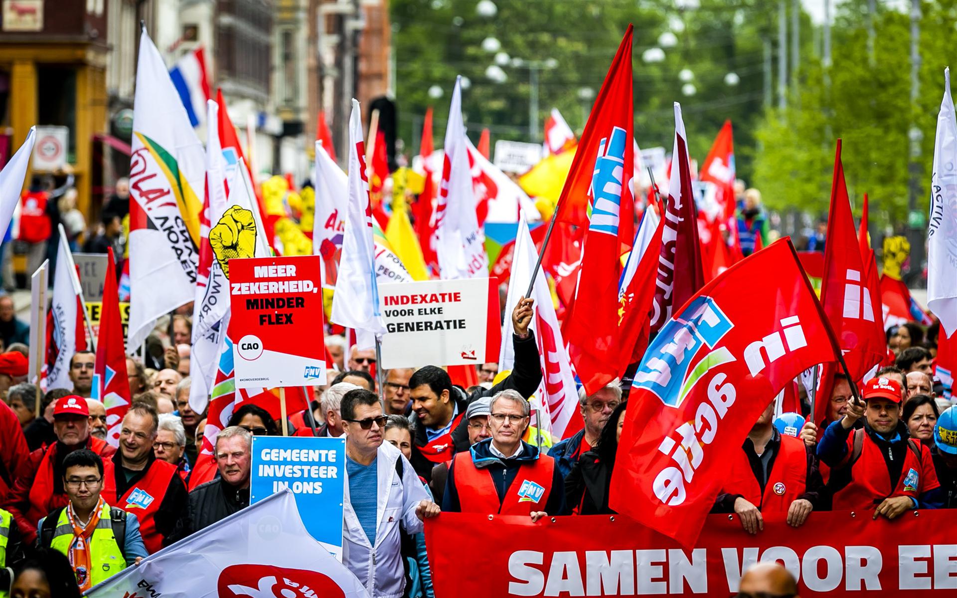 De FNV-mars door het centrum van Amsterdam tijdens de 1 meiviering op de Dag van de Arbeid in 2019. 