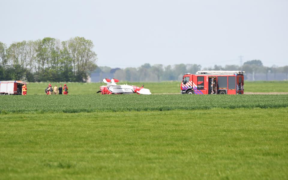 Vliegtuig belandt naast de baan van vliegveld Oostwold.