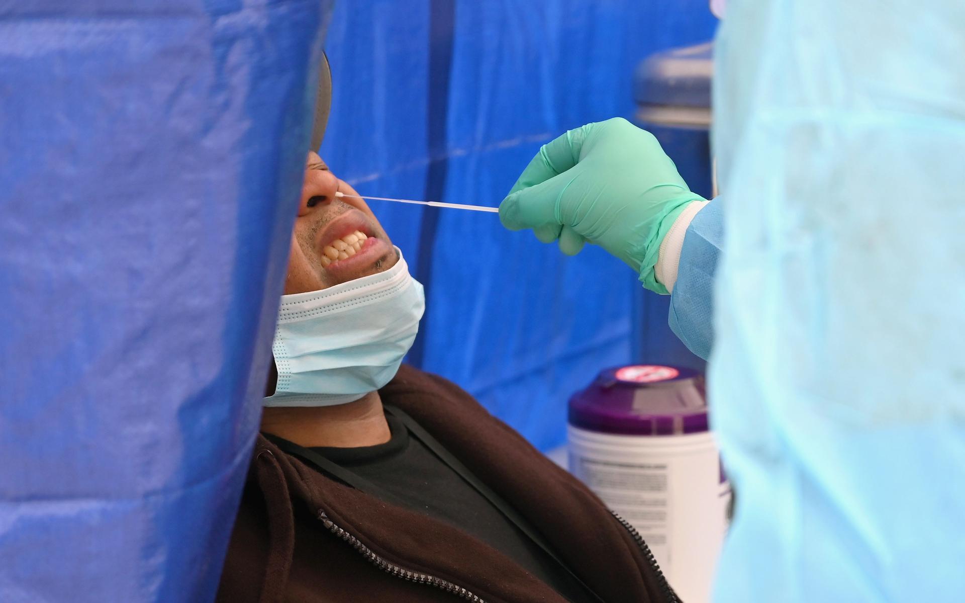 Een doktersassistent neemt een neusmonster af om te testen op het coronavirus.